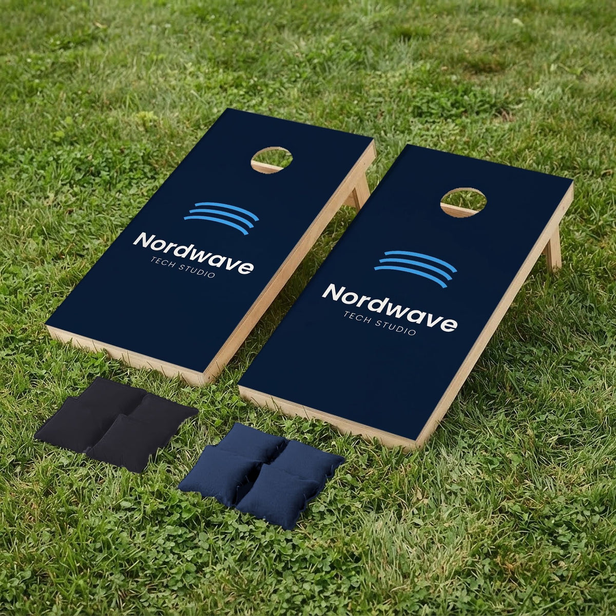Cornholeset bedrijfslogo Nordwave op gras