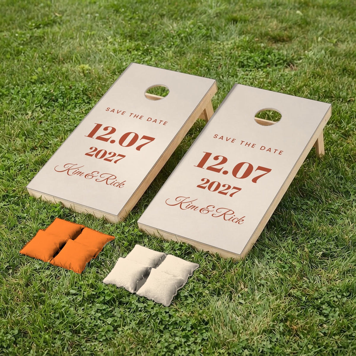 Cornholeset bruiloft Save the date op gras