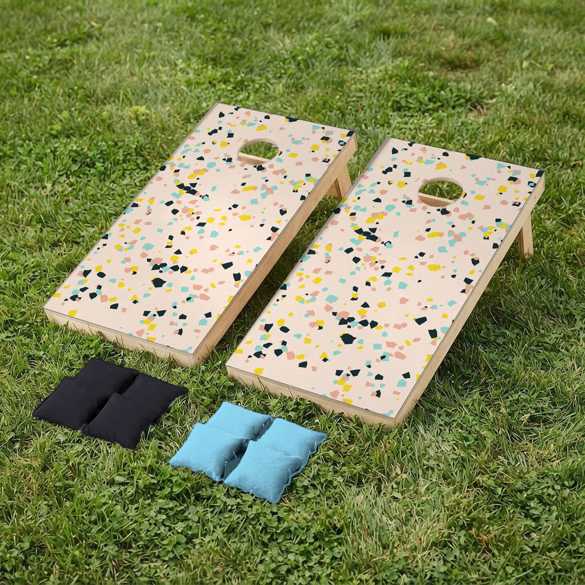 Cornholeset Terrazzo op gras