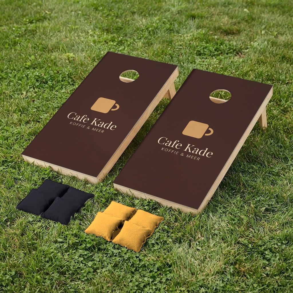 Cornholeset bedrijfslogo Café Kade op gras