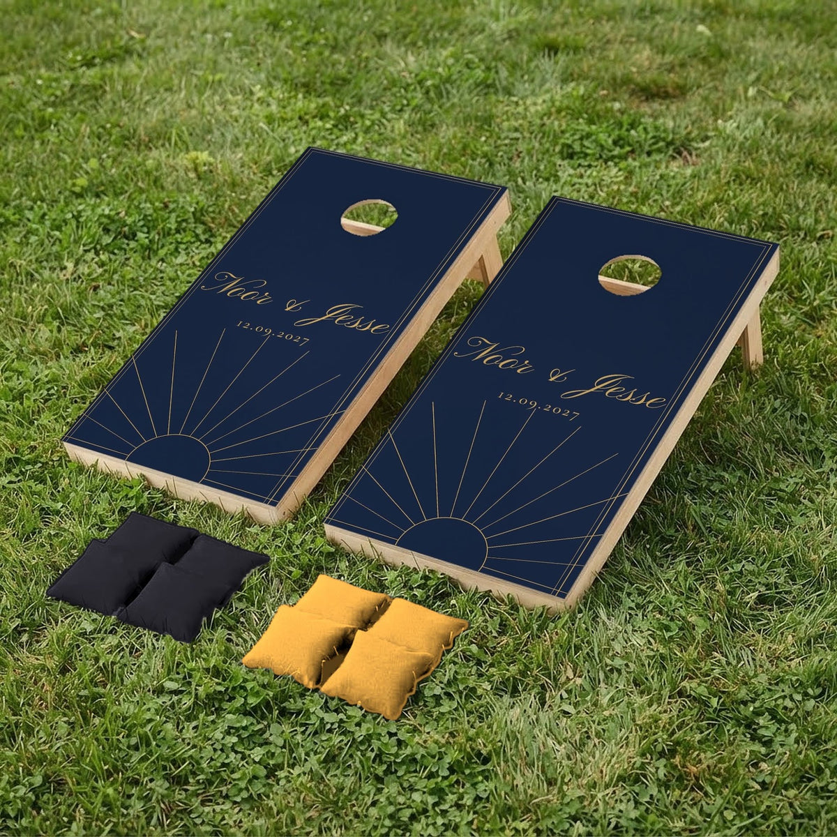 Cornholeset bruiloft Navy art deco op gras