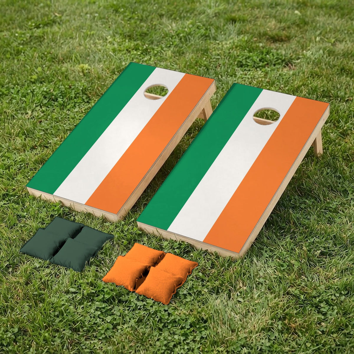 Cornholeset Ierse vlag op gras