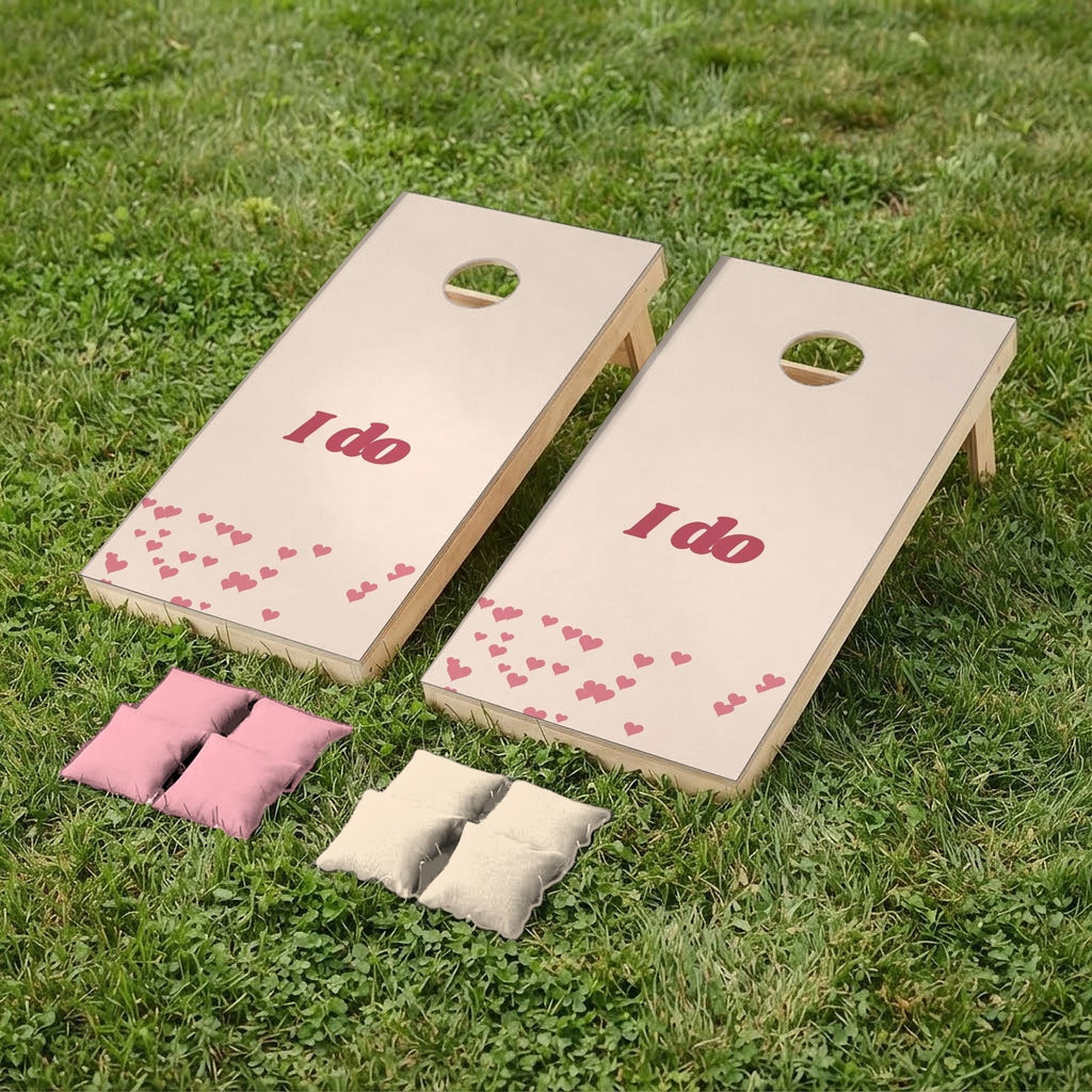 Cornholeset bruiloft I do & Me too op gras