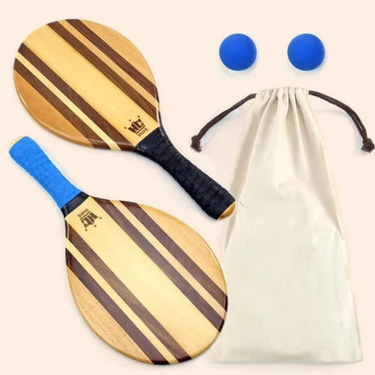 Frescobol beach paddle set met twee houten paddles, twee blauwe ballen en katoenen draagzak