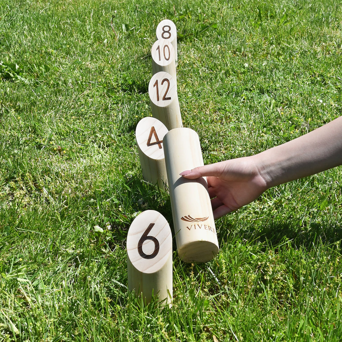 Spelers gooien houten stokken bij Viking Throw