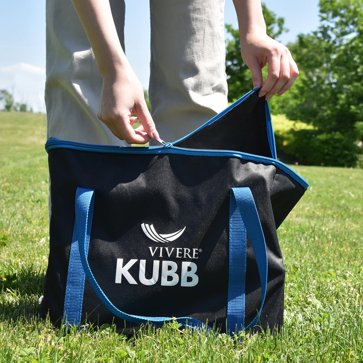 Spelers gooien een Kubb stok