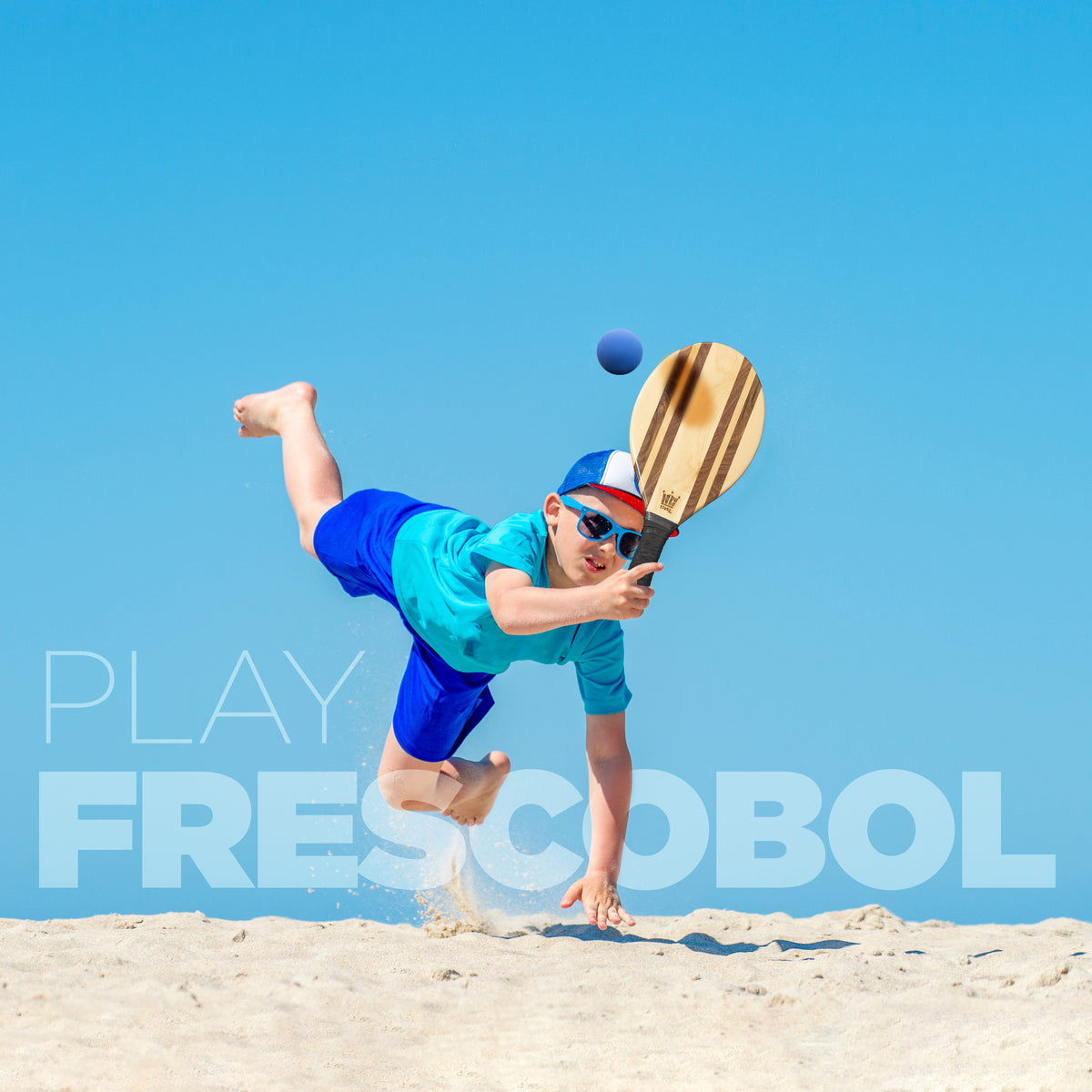 Kind speelt frescobol op het strand