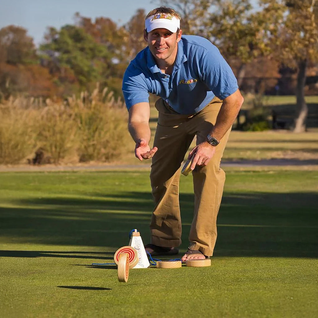 Man rolt een Rollors schijf naar het doel op een golfgreen
