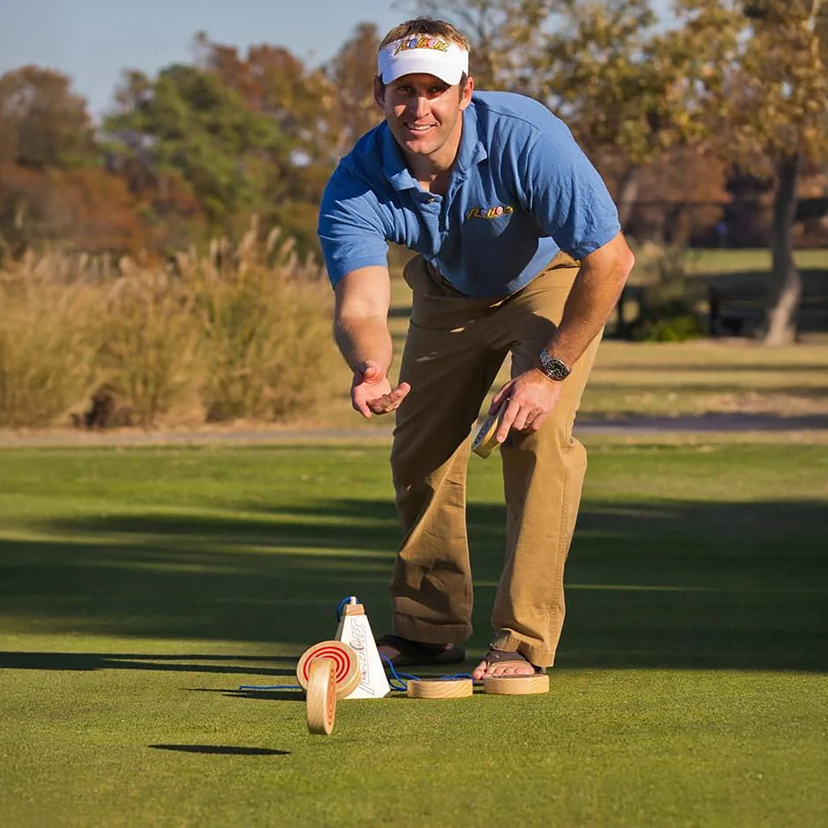 Man rolt een Rollors schijf naar het doel op een golfgreen