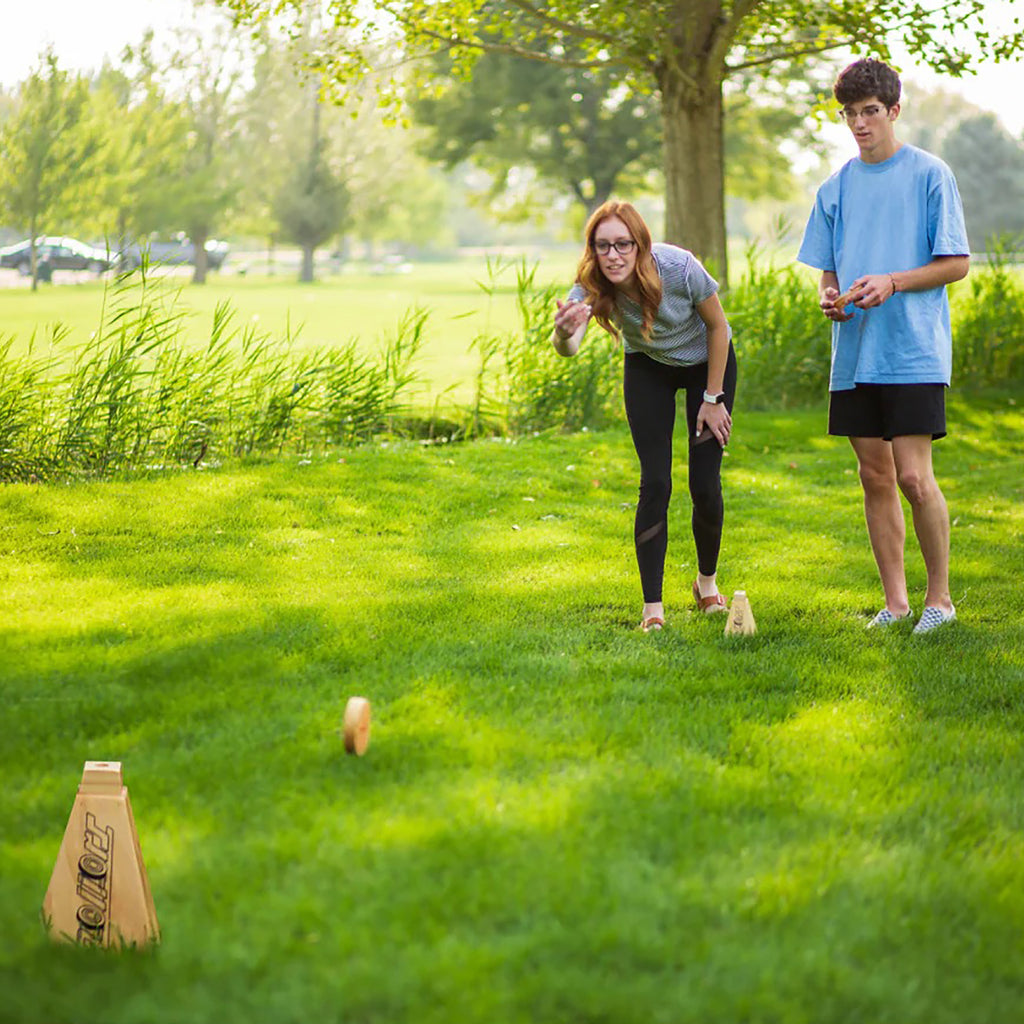 Twee spelers spelen Rollors in het park