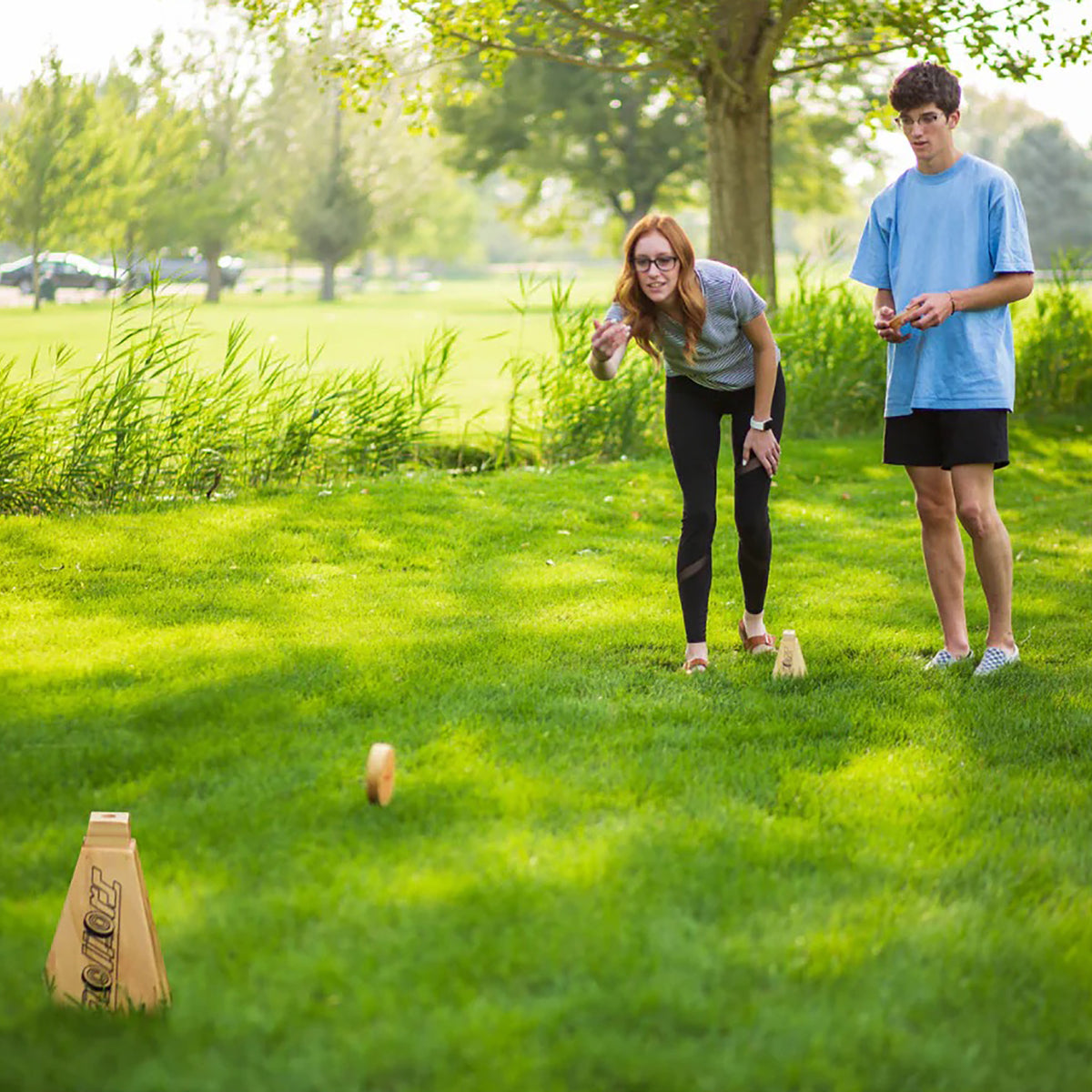 Twee spelers spelen Rollors in het park